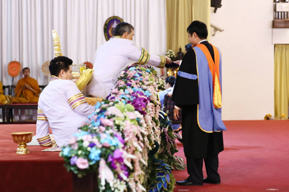 ทรงพระมหากรุณาธิคุณ !!! เผยความรู้สึกสุดประทับใจของนักศึกษาพิเศษ จากภาพพระราชทานปริญญาบัตรแห่งประวัติศาสตร์ !!!