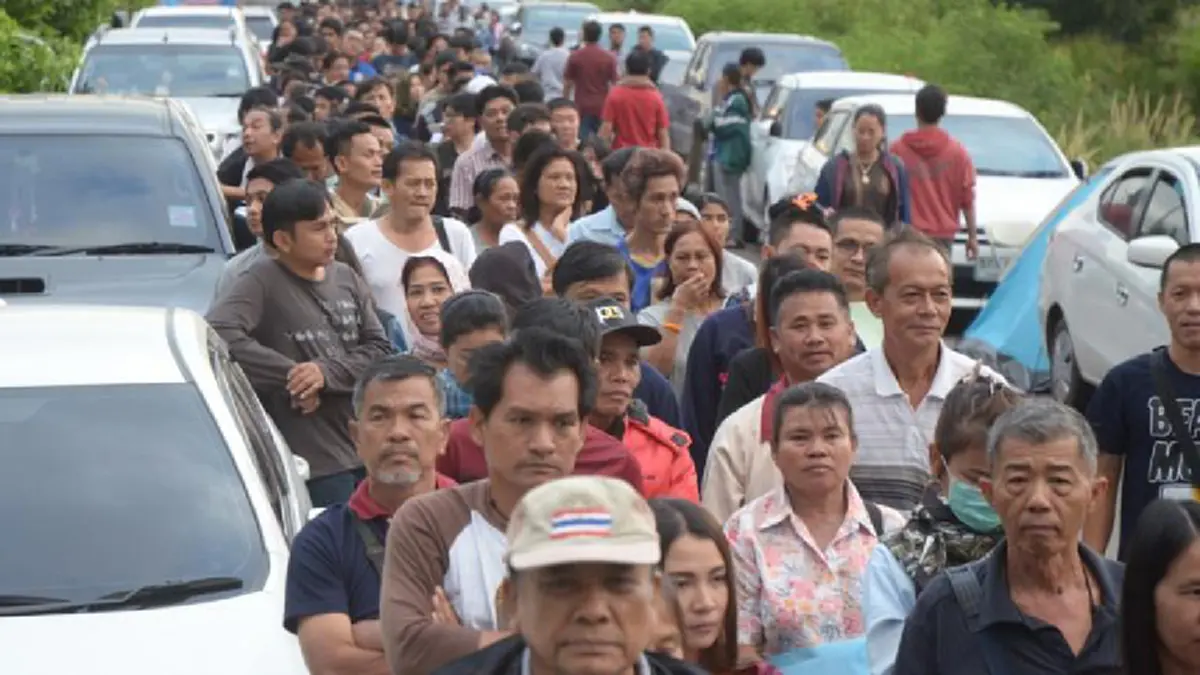 ผู้ป่วยและญาติแห่รับยา "หมอแสง" เดือดปราจีนบุรี !!! ล่าสุด...เยอะมากขนาดห้องพักเต็มเอียด...รอคิวข้ามจังหวัด !!!