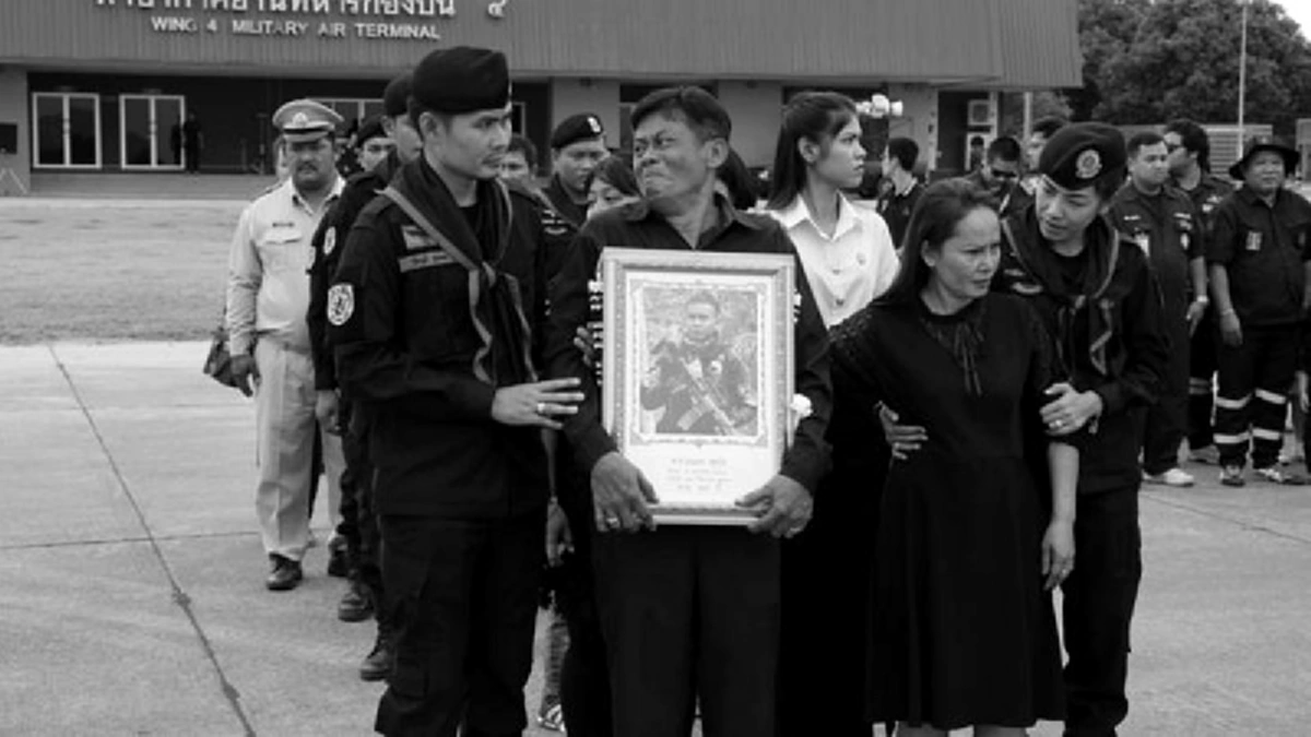 พ่อหนูคือทหารกล้า!! คำพูดสุดเข้มเเข็งของหนูน้อยบุตรชาย "ส.ต.ธเนศ " ที่มีต่อคุณตา..."อย่าร้องครับคุณตา พ่อผมทำเพื่อชาติ ผมยังไม่ร้องเลยครับ"