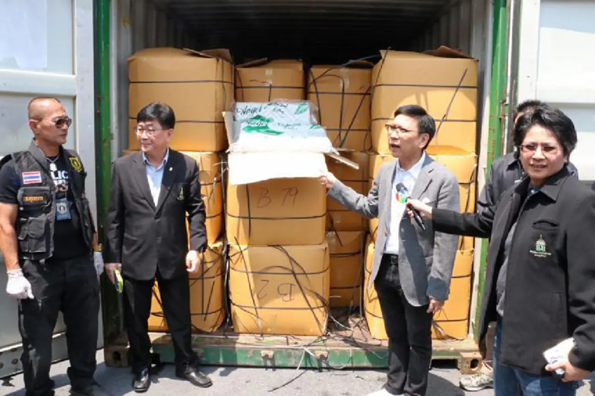 ฉวยโอกาส!!! แก๊งนรกสบช่อง"สงกรานต์"แอบซุกเฮโรอีนมูลค่ากว่า 100 ล้าน ยัดหมอนยางพาราส่งขายฮ่องกง ศุลกากรเปิดตู้คอนเทนเนอร์เจอเต็มๆ!??(คลิป)