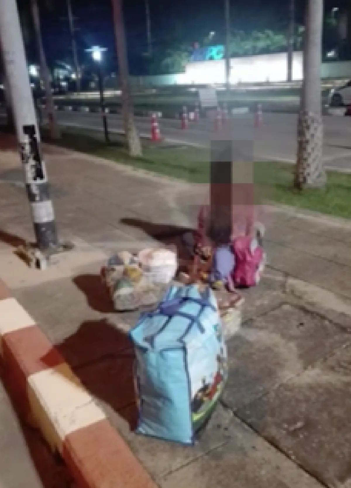 ฉาวอีกแล้ว รถทัวร์บุรีรัมย์ทิ้งผู้โดยสาร ขับเลยจุดหมายไม่ยอมบอก แม่ลูกโวยโดนปล่อยข้างทางตอนตี2