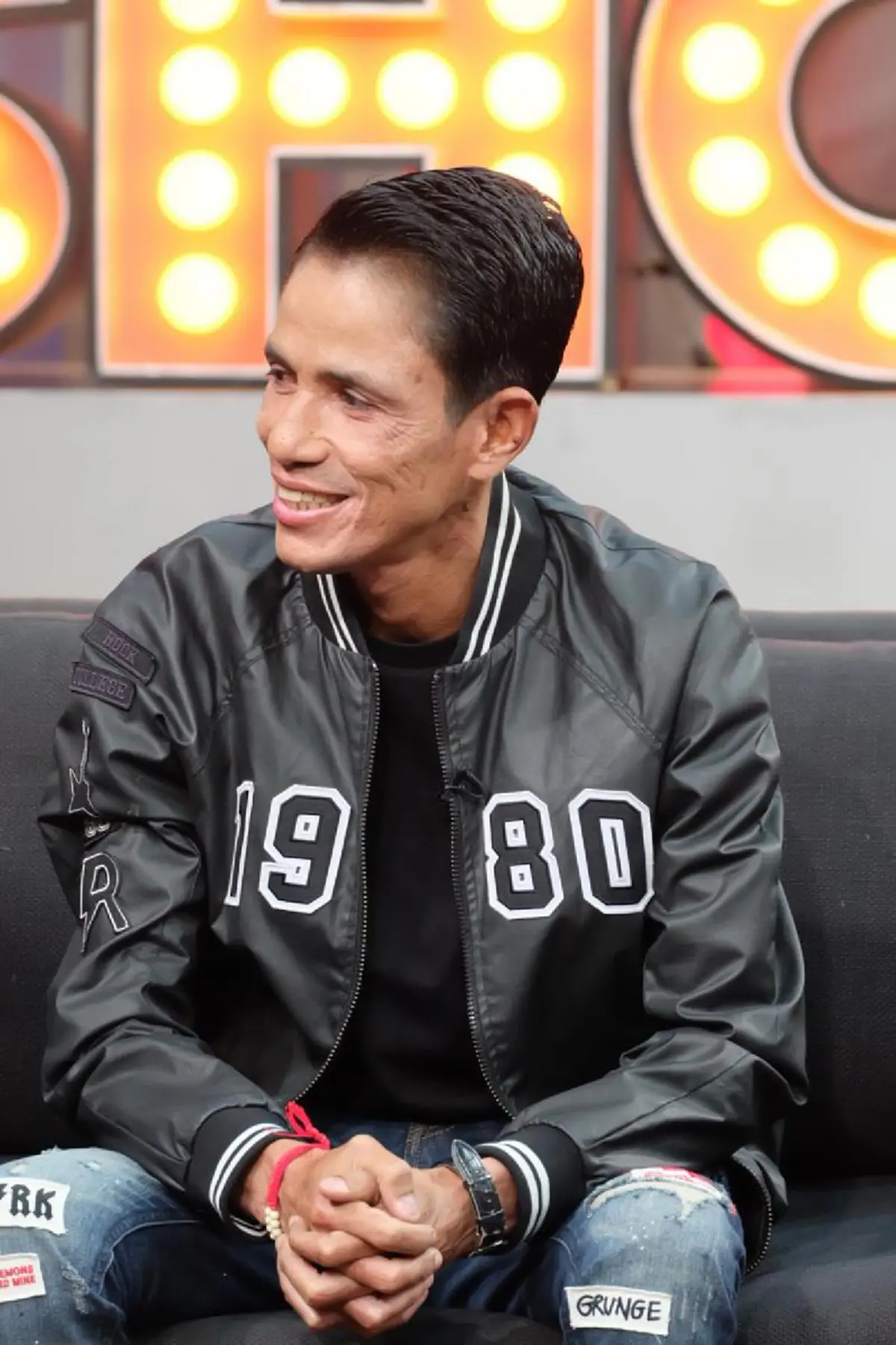 *ท้าสาบาน!!! ตลกชื่อดัง “โรเบิร์ต สายควัน” ชี้แจ้งประเด็นข่าว "ถูกตร.จับสารเสพติดคาผับดัง"!!! (รายละเอียด)