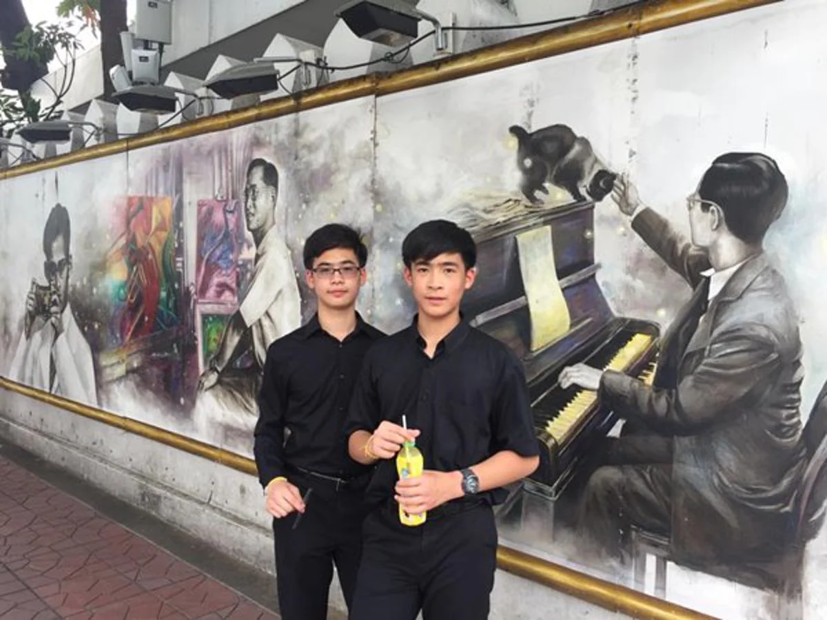 เสียงปรบมือดังกระหึ่มหอประชุม! นักเรียนไทยที่สหรัฐฯกล่าวสุนทรพจน์ยกย่องในหลวง ร.๙ สุดซาบซึ้งพร้อมอัญเชิญเพลงพระราชนิพนธ์แสดงความอาลัย(คลิป)