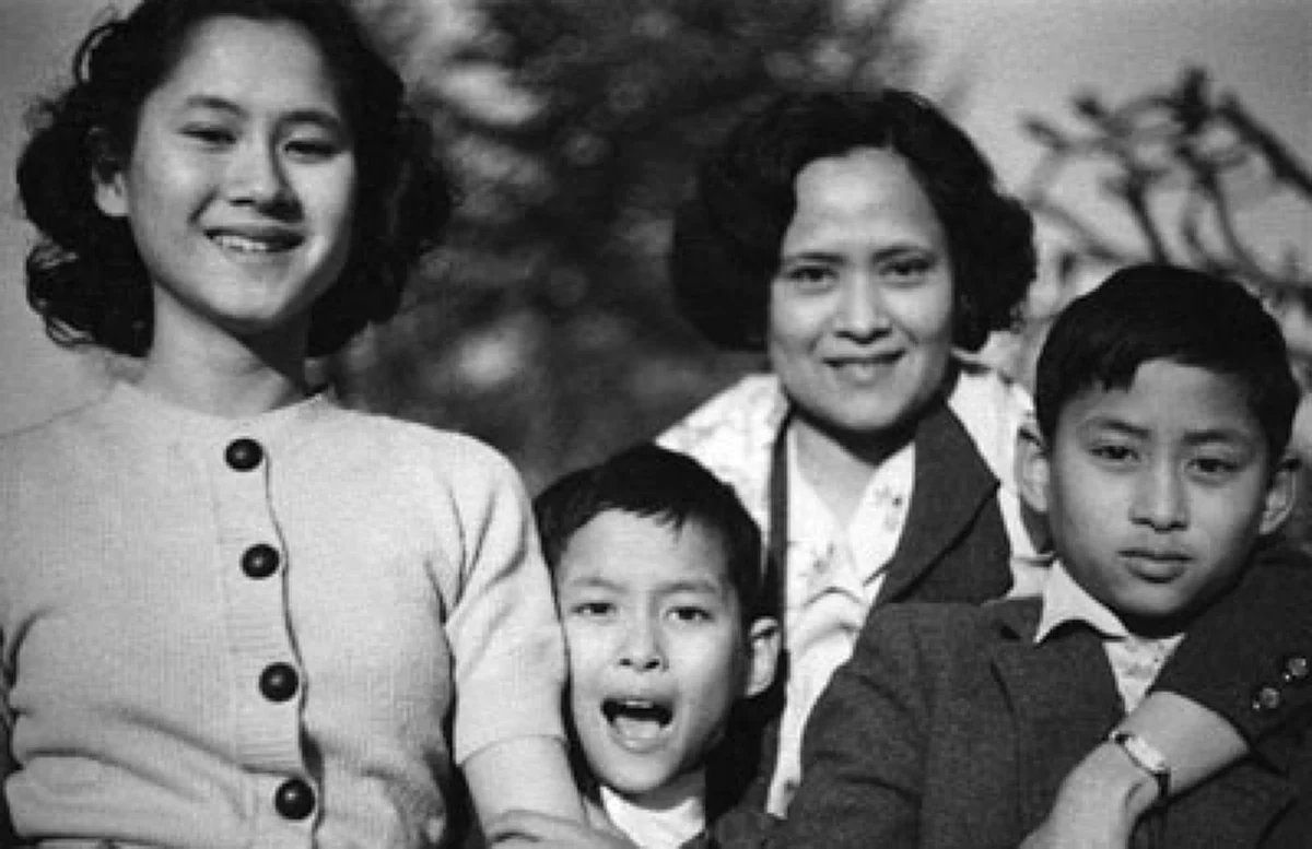 ตามรอยพ่อ!! ภาพหาชมยาก...ในหลวง ร.๙ “ทรงปลูกผักรดน้ำ” คำสอนของสมเด็จย่าสู่การเป็นพระมหากษัตริย์นักพัฒนา แบบอย่างความพอเพียงของปวงชนชาาวไทย!!