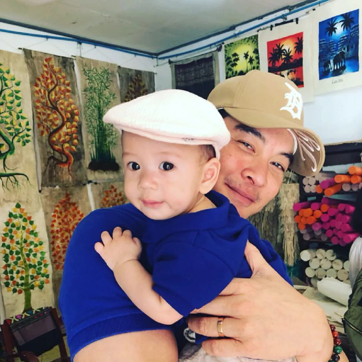 ชาคริต อุ้มลูก