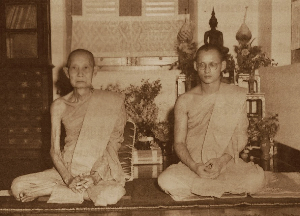 ภาพแห่งความประทับใจ!! เผยเรื่องราวสุดตื้นตัน ของพสกนิกรที่ได้ใส่บาตรกับในหลวง ร.๙ สมัยทรงผนวชเป็นพระภิกษุ (มีคลิป)