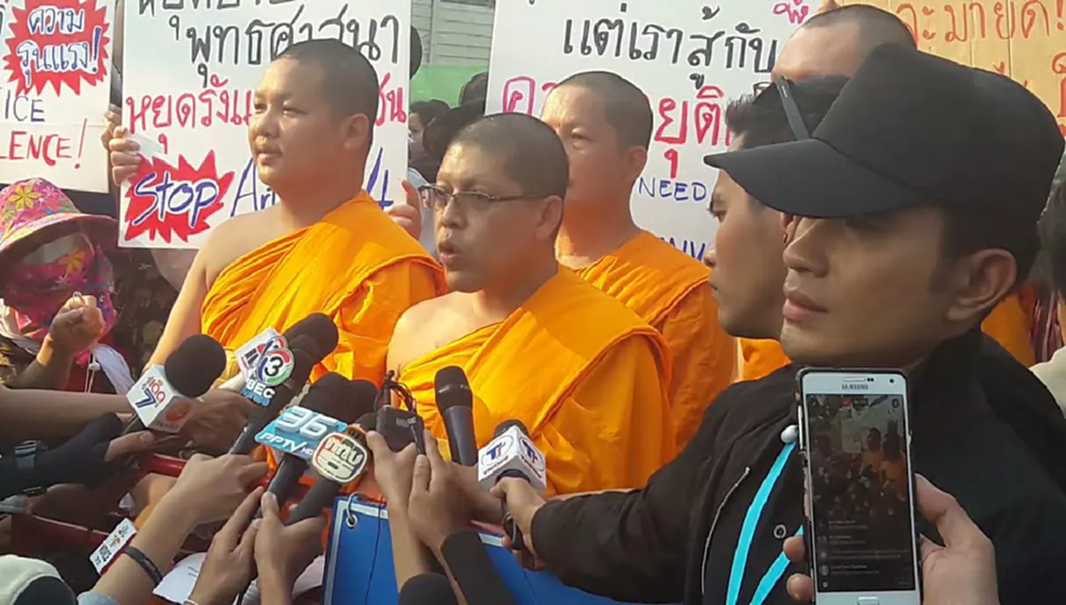 เดือดระอุ!!"พระสนิทวงศ์" ฉะแหลก สาวกธรรมกาย เจ็บ 7 ราย ยายวัย63ซี่โครงหัก 6 ซี่-จนท.ใช้เครื่องช็อตไฟฟ้า จี้ยุติรุนแรง!!