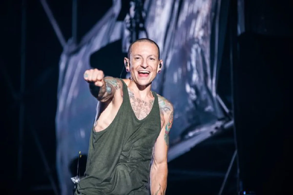 เปิดประวัติชีวิตแสนเศร้า นักร้องนำวง "Linkin Park" เบื้องหลังชีวิตครอบครัวสุดขมขื่น เผยจุดต่ำสุดของชีวิตก่อนตัดสินใจลาโลก!!