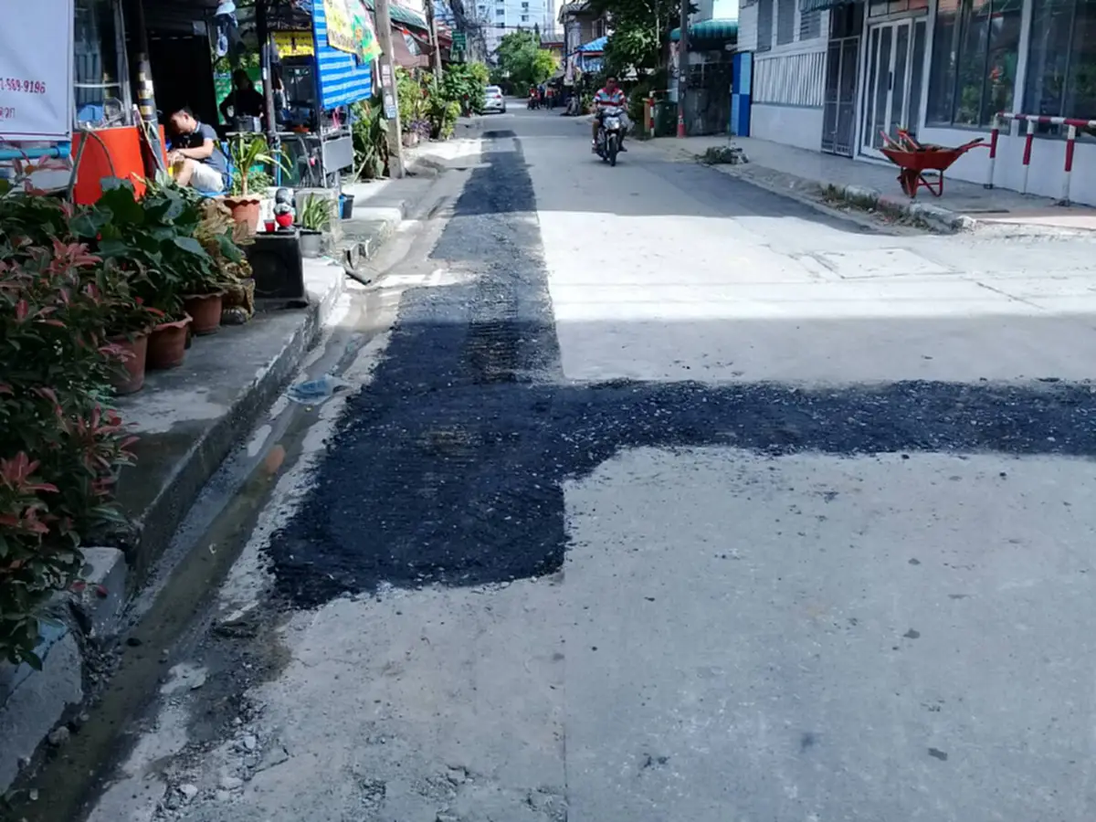 ต้องอย่างนี้สิ!! ชาวบ้านลาดพร้าว 101 ร้องทุกข์หน่วยงานขุดท่อประปาทำถนนสุดเละ ผลล่าสุดหลัง "ทีนิวส์" นำเสนอข่าวเปลี่ยนสภาพดีขึ้นทันตาเห็น??