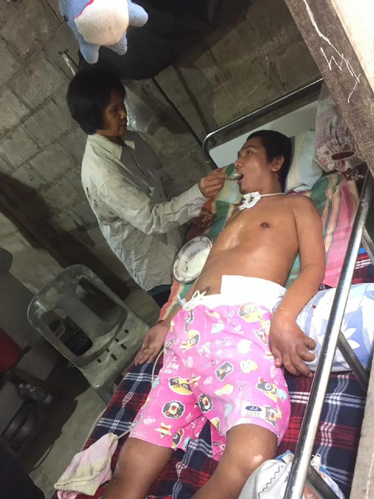 สะเทือนใจ!! ลูกชายพิการแม่ชรายากจน อาศัยกระท่อมบังแดดฝนต้องเดินไปขอข้าววัดให้ลูกชาย หลายครั้งกอดคอกันอด สุดรันทดเป็นลมหน้ามืดข้างหลุมถ่าน!!