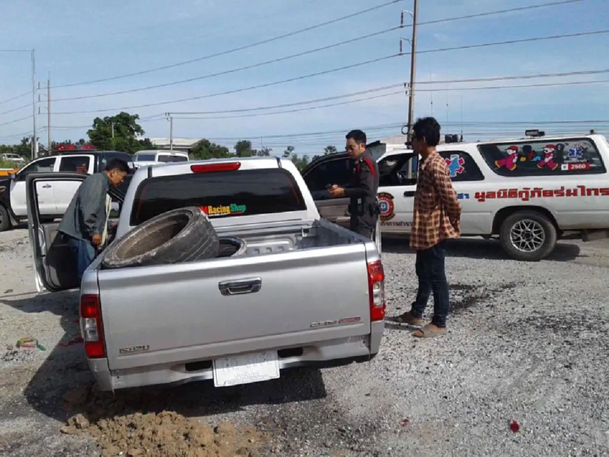 กู้ภัยออกช่วยผู้บาดเจ็บยามค่ำคืน กลับมาที่รถถึงกับผงะโจรใจบาปบุกทุบรถขโมยทรัพย์สิน เปิดวงจรปิดเห็นถึงน้ำตาซึม ชิวไปไหมหัวขโมย (มีคลิป)