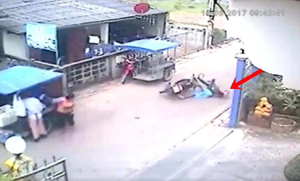 สะเทือนใจหัวอกพ่อ-แม่ !!! หนูน้อย วิ่งข้ามถนนไปหาเเม่ สุดท้ายไปไม่ถึง โดนจยย.พุ่งชนเต็มเเรง ร่างกระเด็น ชาวเน็ตเสียงเเตกบอกผิดทั้งคู่?(คลิป)