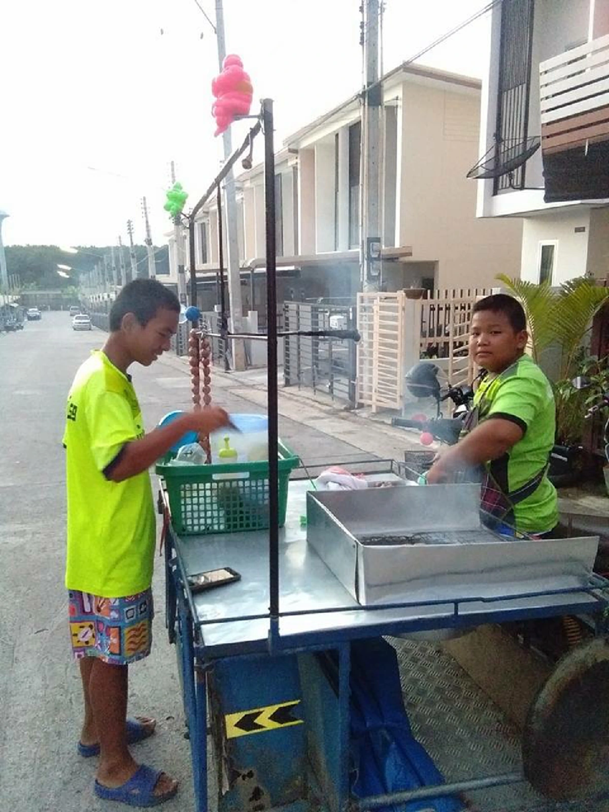 เปิดประวัติ "น้องบอล" สุดยอดลูกกตัญญู ช่วยพ่อแม่ขายไส้กรอกอีสาน ไม่อายทำกิน กับคำพูดสุดซึ้ง ถึงสาเหตุที่ต้องขอพ่อแม่หยุดขายในวันเสาร์