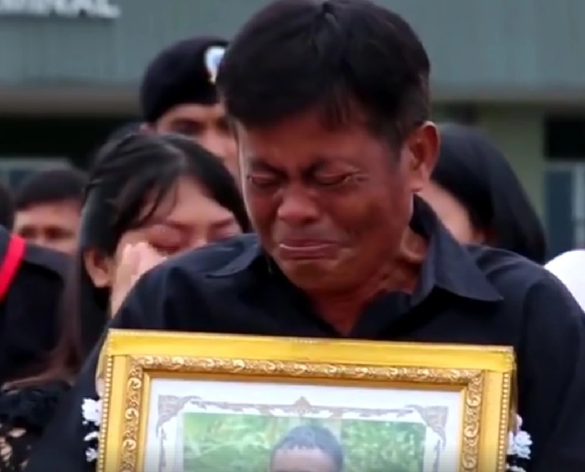 เศร้าเกินบรรยาย!! บีบหัวใจสุดๆ วินาทีพาร่าง วีรบุรุษ "ส.ต.ธเนตร" กลับบ้าน ลูกชายถึงขั้นปลอบใจคุณตาอย่าร้องไห้ พ่อผมทำเพื่อชาติ...!?! (คลิป)