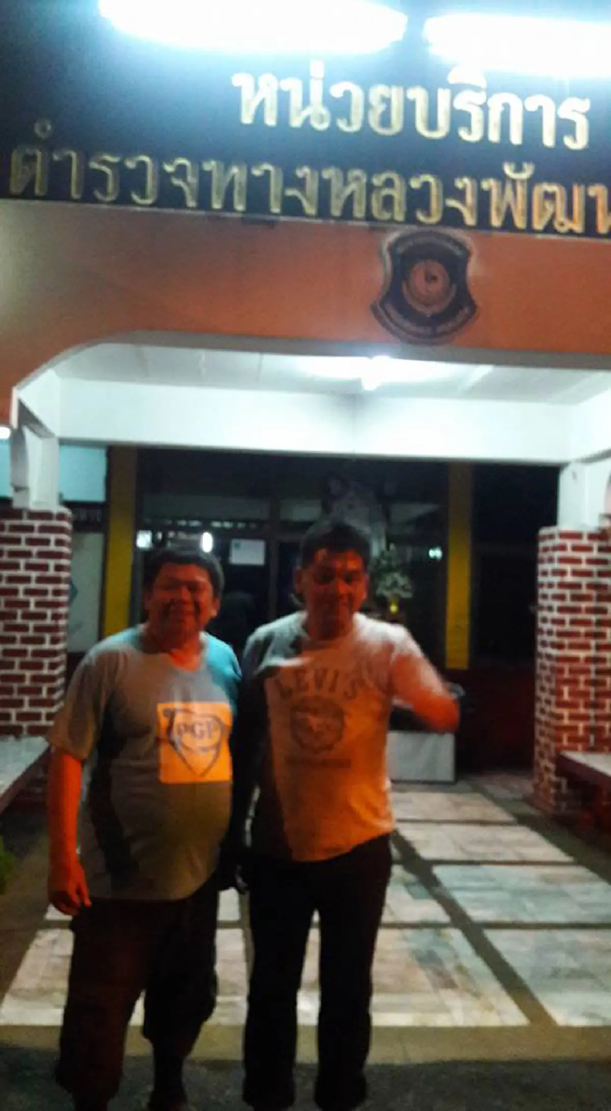 ซึ้งใจ!! สาวขับรถข้ามจังหวัดกลางดึกฝนตกหนัก ถนนขรุขระจู่ๆ รถยางแตกสุดตกใจ โชคดีมีชายมาช่วยยิ่งรู้ว่าเป็นใครถึงกับน้ำตาซึม ชาวเน็ตแห่ชื่นชม!!