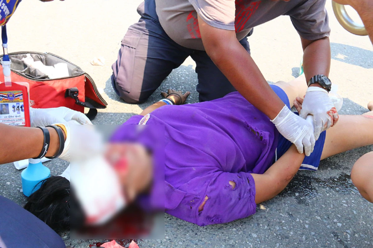 แชร์ไปรัวๆ!! "หนุ่มใจหล่อ" ยืนตากแดดกางร่ม ให้สาวถูกรถชนเลือดอาบ พอหันหน้ามาเท่านั้นแหละ กรี๊ดสนั่น!!