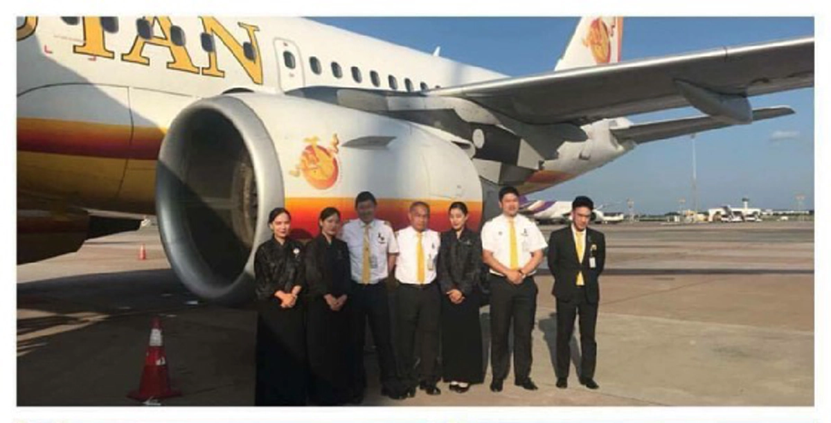 คนไทยสุดซาบซึ้งใจ หลังลูกเรือสายการบินภูฏาน เปลี่ยนยูนิฟอร์ม เป็นชุดสีดำ ร่วมไว้อาลัยในหลวงรัชกาลที่ 9 ยิ่งมองที่เสื้อถึงกับน้ำตาไหล