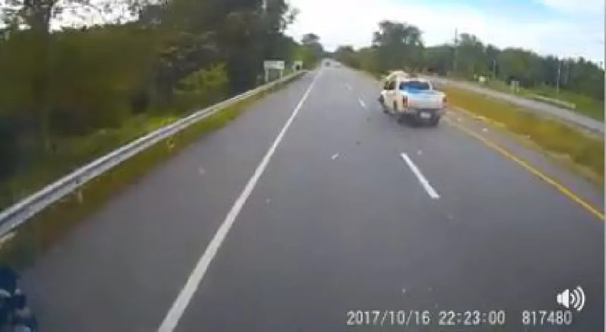 ตูมสนั่นเข้าเต็มลำ !?! ระทึกสุดขีด กระบะชนวัวลอยเคว้งกลางอากาศร่วงกระแทกพื้น....คนเลี้ยงวัวต้องดูไว้ (มีคลิป)