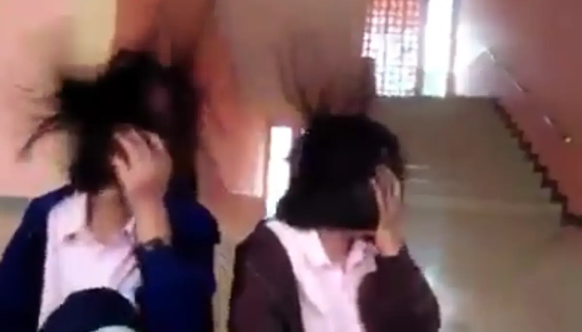 ข่อยย้านละเด้อ!! "เด็กนักเรียน" ทดสอบไฟฟ้าสถิตบนเส้นผม? ผลปรากฎว่าผมชี้ขึ้นฟ้า เกินคาด! ตกใจแรง!! (ชมคลิป)