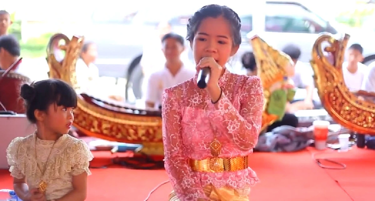 สีกาสั่งนาค!! 2 พี่น้องนักแหล่ตัวน้อย โชว์ลูกคอเหนือชั้นทำชาวเน็ตตะลึงโซเชียลปลื้ม "เก่งมากเจ้าตัวเล็ก" ต้องดูเองถึงจะรู้!! (มีคลิป)