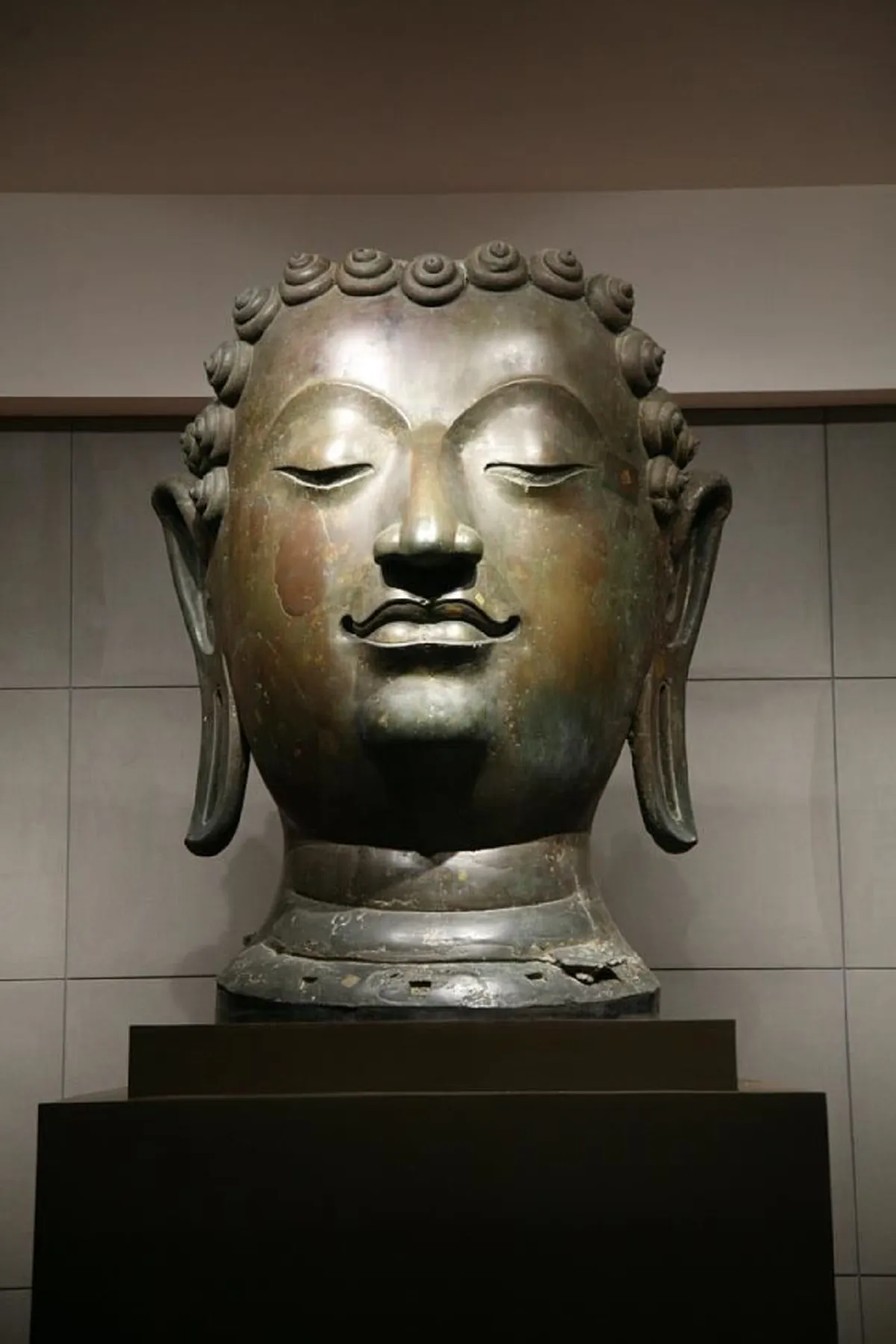 ตำนานเล่าขานในพระนคร!! เปิดความศักดิ์สิทธิ์ "พระแสนแซว่" บอกหวย ก-ข แม่นมาก..จนเจ้ามือหวยนำตะปูมาตีปิดที่พระโอษฐ์ เพื่อมิให้บอกหวยได้อีก!!