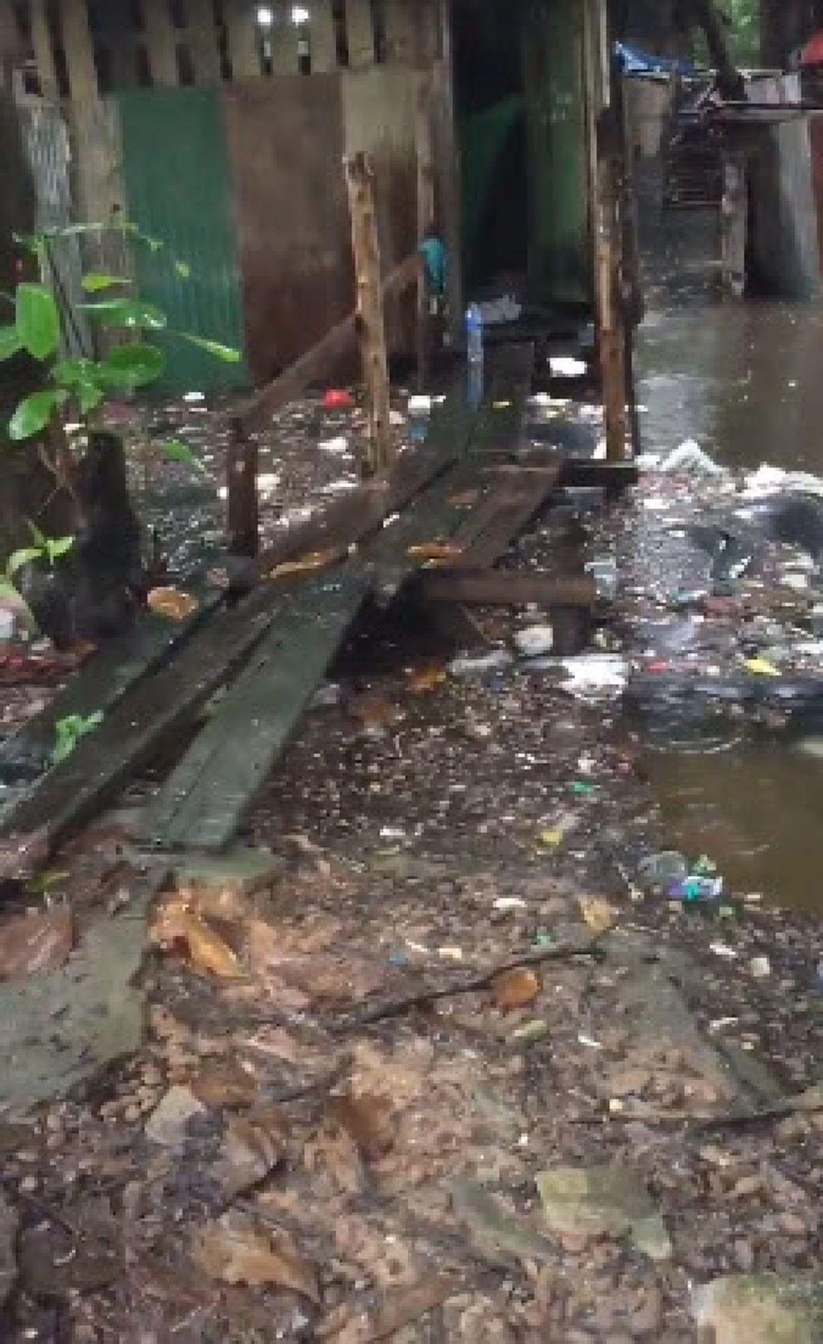 "หิวหรอคะ??" สุดกลั้นน้ำตาสาวเจอชายชราเดินตากฝนอยู่ข้างทางท่าทีแปลกๆ เดินเข้าไปทักถึงกับอึ้ง ลุงร้องไห้โฮ!! (มีคลิป)