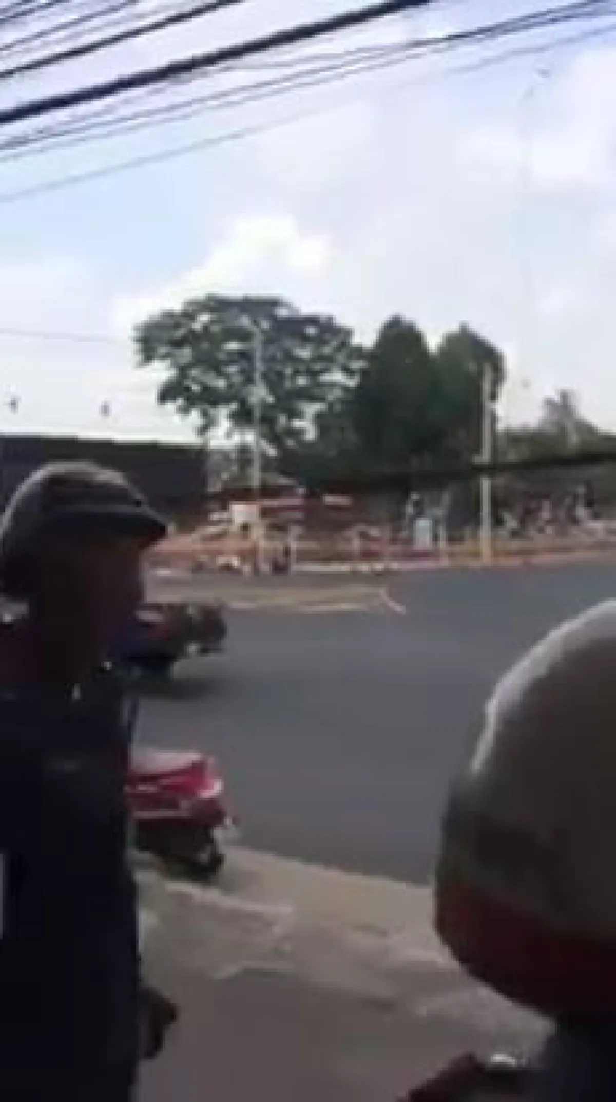 ผมขอดูใบขับขี่ตำรวจได้ไหมครับ !?! นายแน่มากบุกถามร้อยเวรดื้อๆ ปชช.ขอตรวจสอบตำรวจได้ไหม? เจอคำตอบสวนกลับชัดๆ "ไม่ได้ครับ คุณไม่มีอำนาจ " !