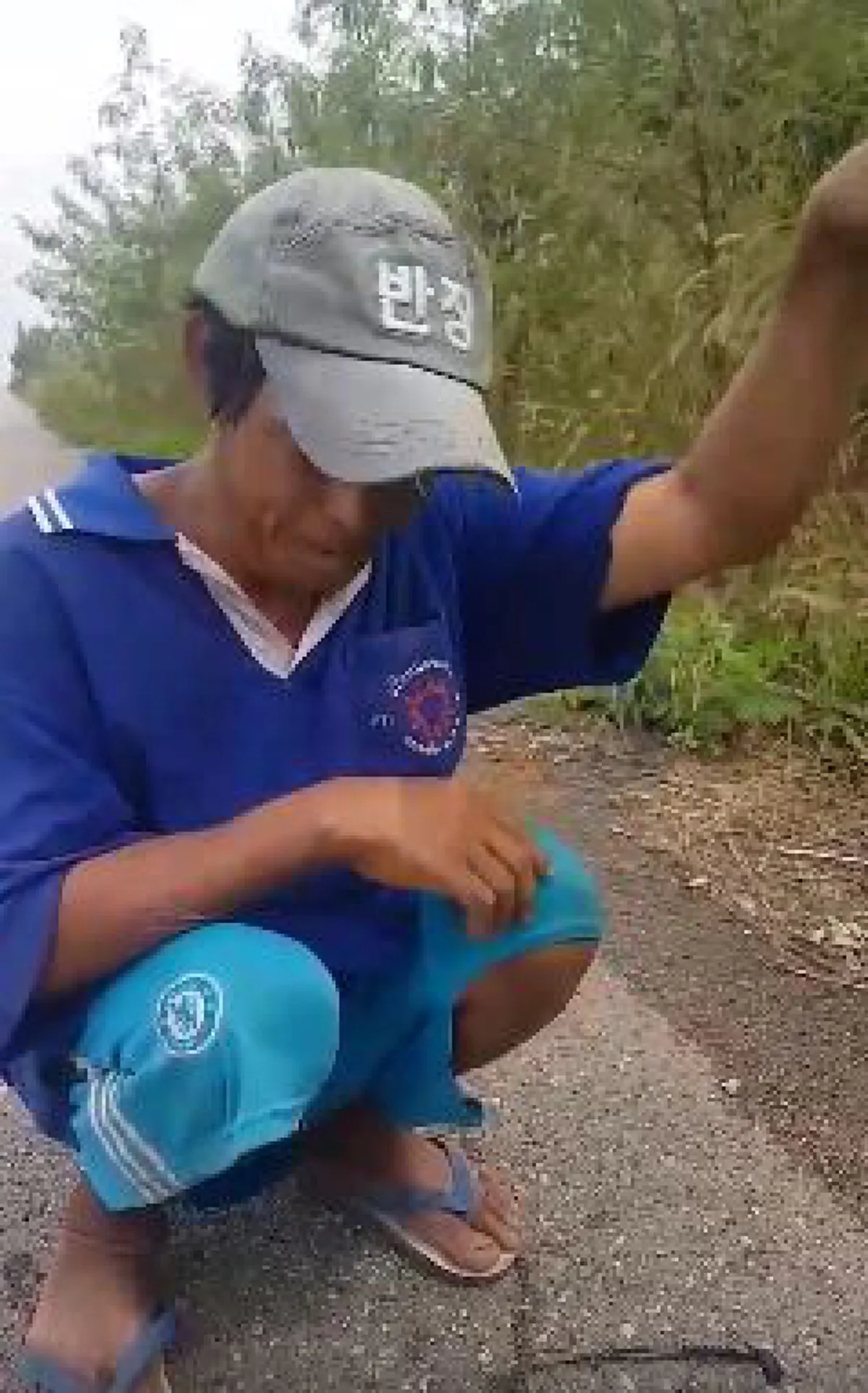 "โดนเขาตีมา เจ็บไปทั้งตัว" !?! ลุงเก็บของเก่านั่งฟุบกับพื้นถนนหนุ่มตัดสินใจเหมาขวดทั้งหมด ลุงถอดรองเท้านั่งพับเพียบยกมือไหว้ทั้งน้ำตา