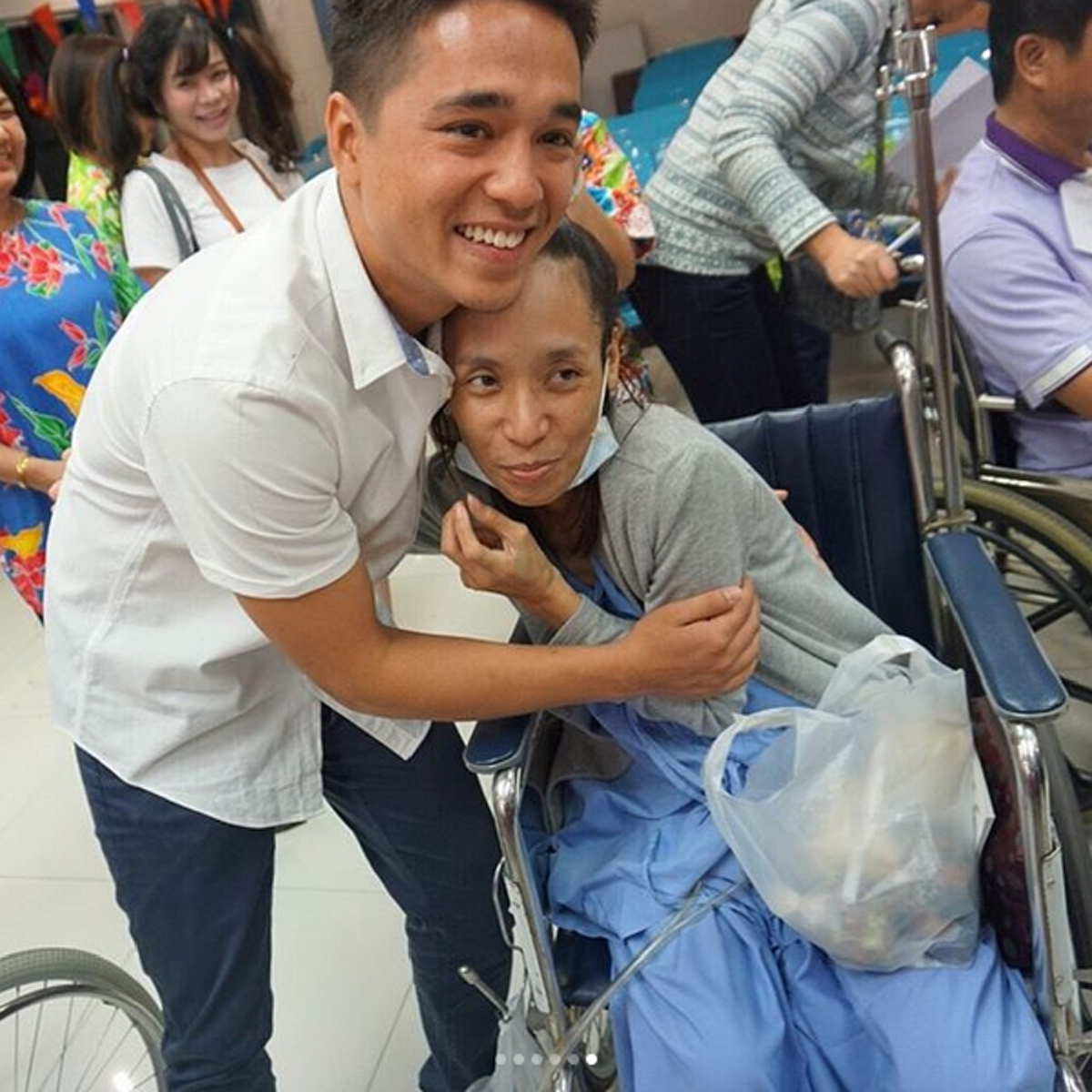 ยอมใจเขาจริงๆ!! "อเล็กซ์ เรนเดลล์" นักแสดงหัวใจอบอุ่น ร่วมงานปีใหม่กับผู้ป่วยมะเร็ง รพ.จุฬาฯ #บรรยากาศอบอุ่น