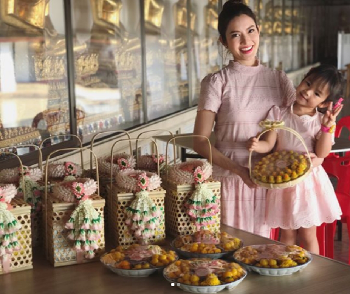 สวยทั้งคุณแม่คุณลูก!! "แอฟ" พา "น้องปีใหม่" ทำบุญเลี้ยงพระ ในวันเกิดครบ 3 ขวบ พร้อมขอบคุณทุกคำอวยพรของทุกท่าน #น่าเอ็นดู