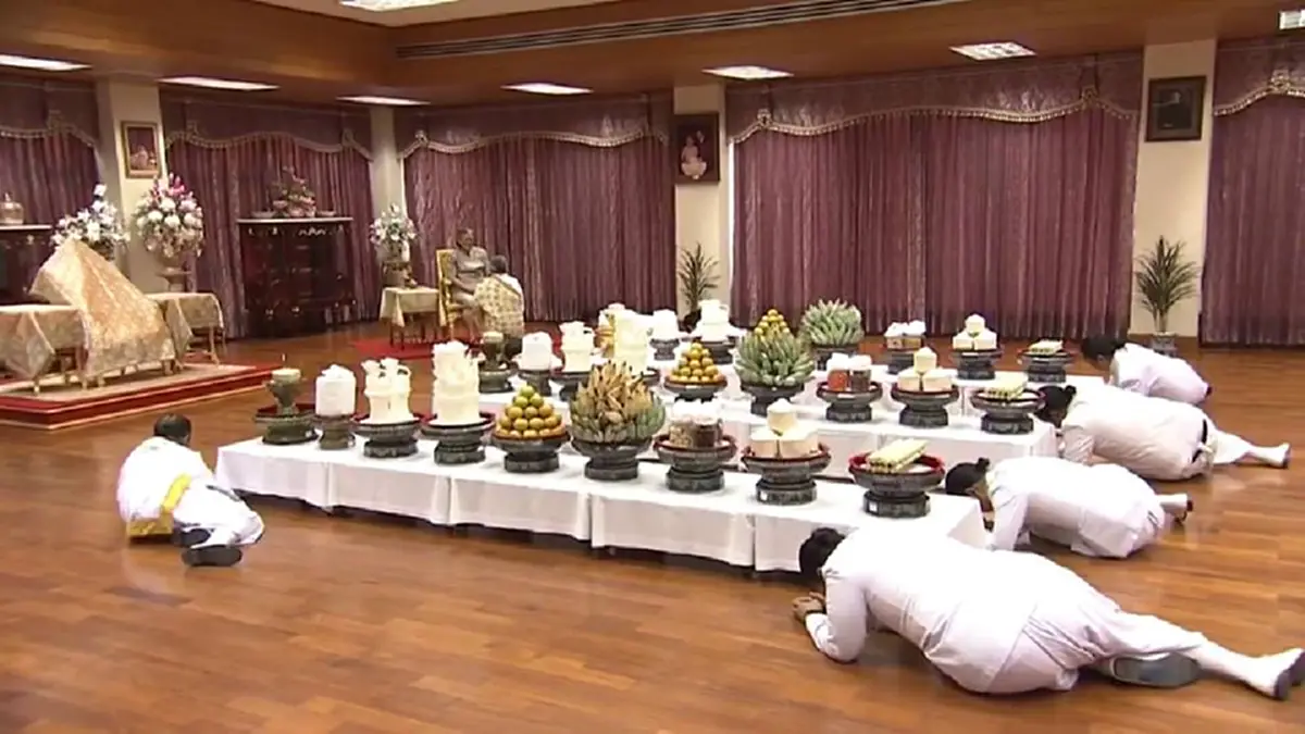 ๒๔ ธ.ค ๖๐ - ๗ ม.ค ๖๑ พิธีโล้ชิงช้า!! เทศกาลปีใหม่พราหมณ์ คณะพราหมณ์ผู้ประกอบพิธี เข้าเฝ้าฯ ถวายเครื่องพิธีแด่ สมเด็จพระเทพฯ