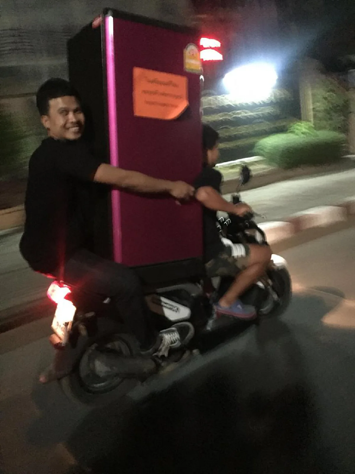 "กูเป็นห่วงชีวิตมึง" หนุ่มสุดดวงดีจับสลาก 20 บาท ได้ตู้เย็นหลังใหญ่กลับบ้าน แต่ตอนขนกลับทำชาวเน็ตฮาสนั่น ถาม ถึงบ้านปลอดภัยใช่ไหม?? (มีคลิป)