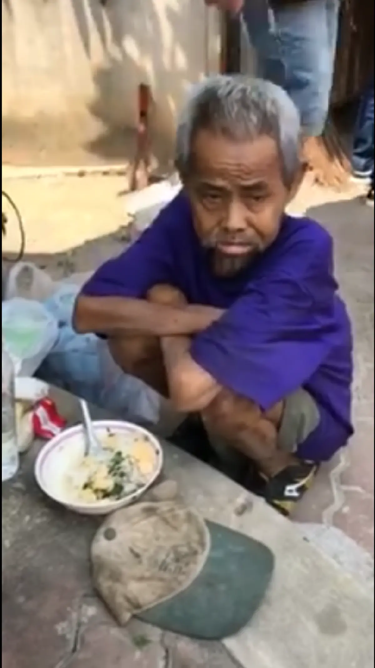 ลุงคิดถึงหลานเหลือเกิน...!!! "ชายชรา" นิ้วมือนิ้วเท้ากุด ตาแทบมองไม่เห็น อยากพบหลานอีกครั้ง พร้อมเอ่ยประโยคที่ฟังแล้วน้ำตาต้องไหล (คลิป)