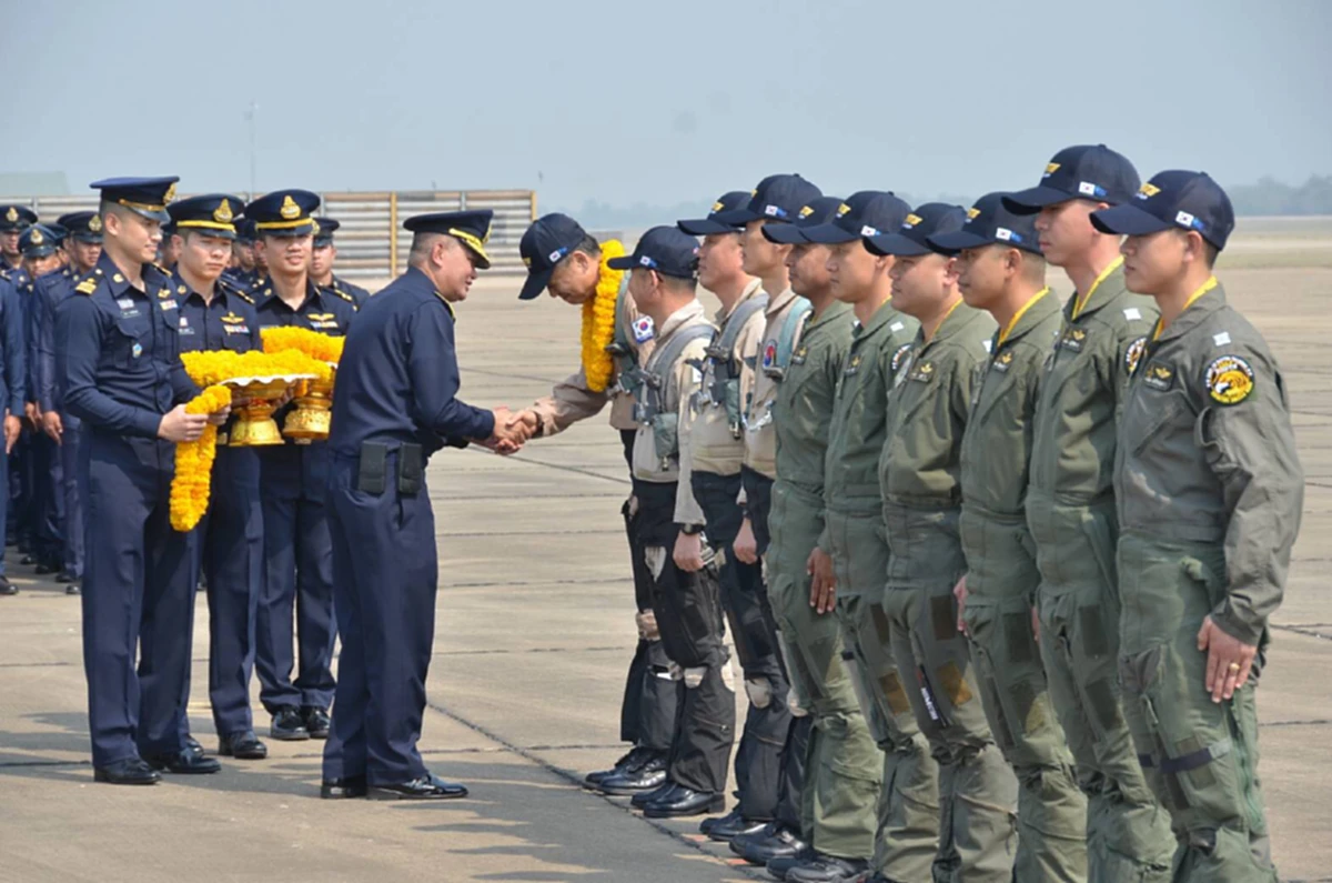 โว้ววว!! 4 นักบินเกาหลี รุ่นลายคราม บินมาเอง ส่งT50TH ให้ ทอ.ไทย 2 เครื่องแรกถึงไทย เข้าฝูงบิน มังกรไฟ..