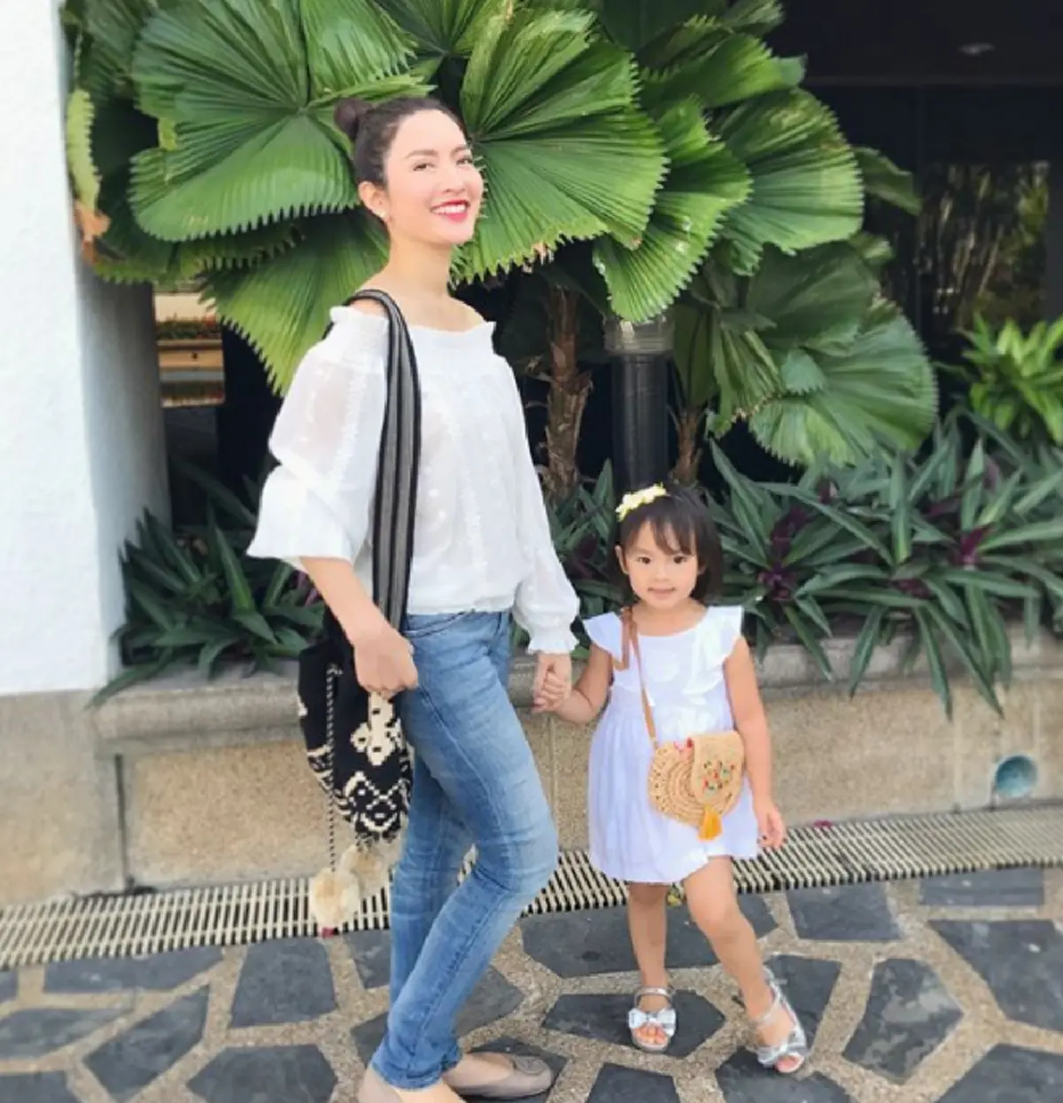 ดีต่อใจเวอร์ๆ!! เมื่อ "สงกรานต์" เอ่ยปากชมน้องปีใหม่ว่ามีมารยาทงาม แถมแซว "แอฟ " ด้วยข้อความซึ้งกินใจ งานนี้ทำแฟนคลับเฮลั่น!? (มีคลิป)