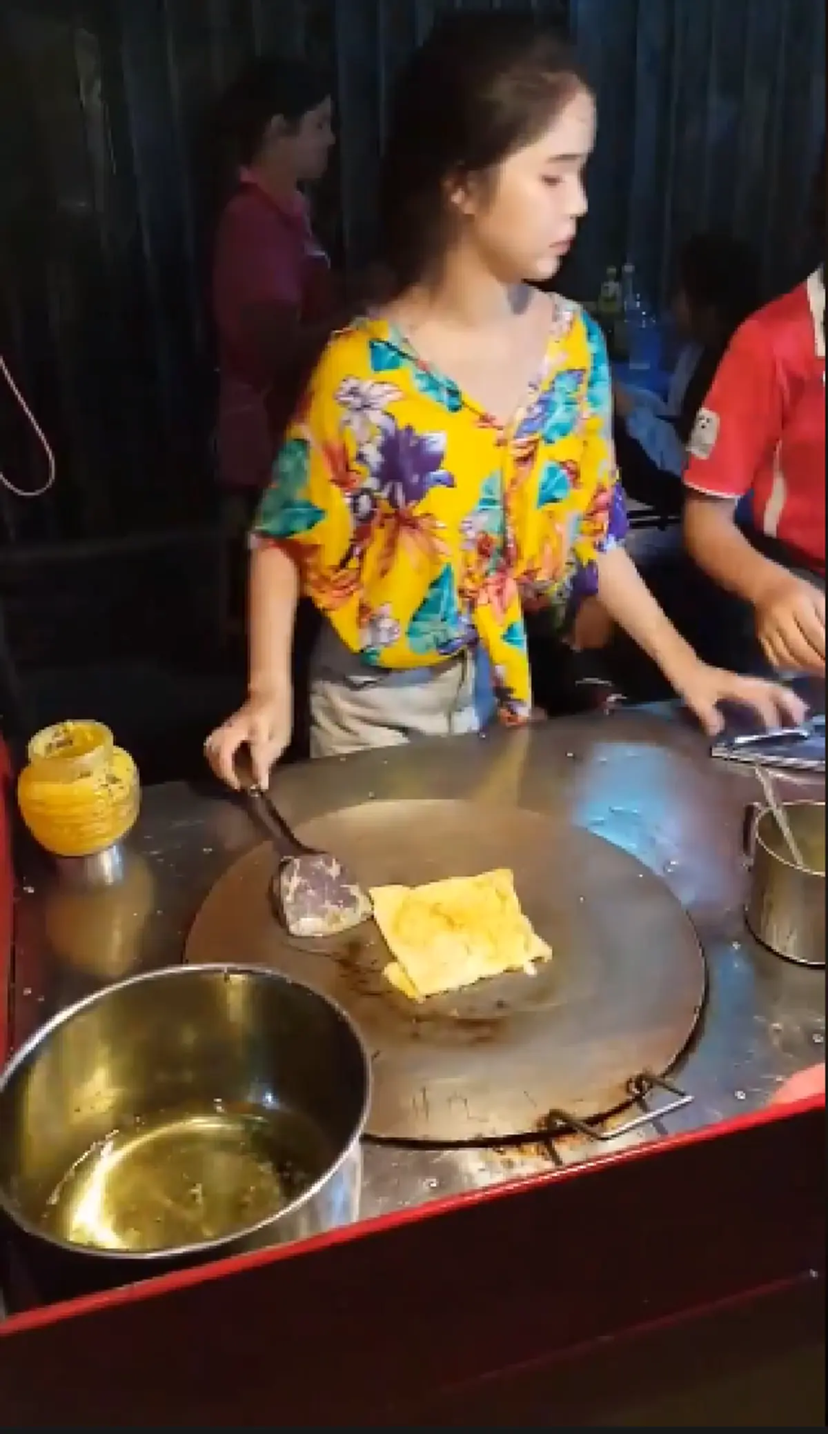 โคตรเด็ด!! หนุ่มเดินเที่ยวถนนคนเดินหาของกินไม่หนำใจ เจ้าของที่พักเลยแนะนำร้านโรตีเจ้าเด็ดพร้อมรอยยิ้มแปลกๆ ไปถึงที่กระจ่างเลยเด็ดจริง (คลิป)