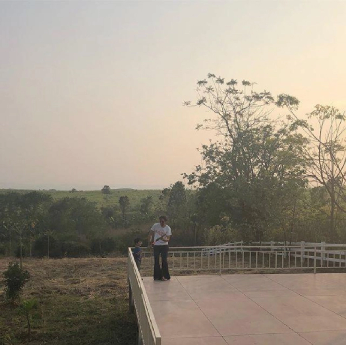 สอนลูกได้ดีมาก!!! "ฮิวโก้-ฮาน่า" เผยวิธีสอนลูกๆ เน้น "เท้าสัมผัสดิน" มากกว่าให้ "เท้าสัมผัสห้างสรรพสินค้า" จนโซเชียลแห่ชื่นชม!!! (ชมภาพ)