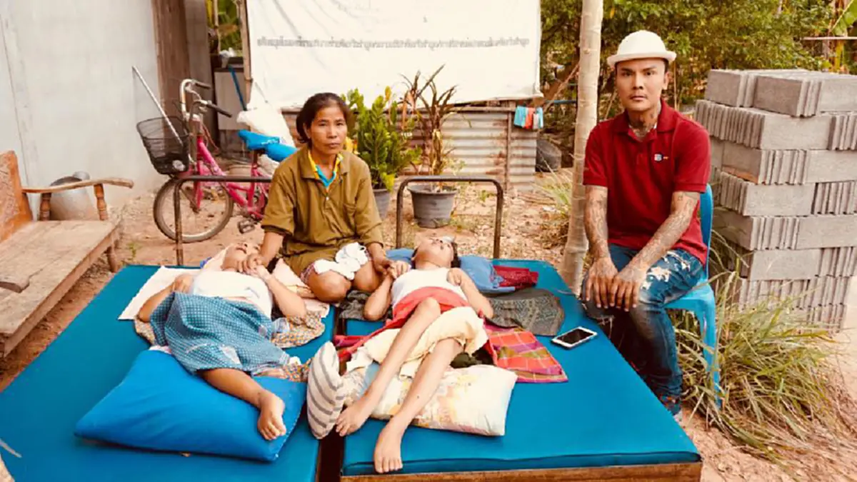 ชีวิตไม่ง่าย!! หญิงวัยกลางคนรับจ้างมีรายได้วันละ 50 บาท เลี้ยงดูลูกแฝดพิการนาน 27 ปี พร้อมแม่ชรา ถามถึงพ่อไปนานแล้ว (คลิป)
