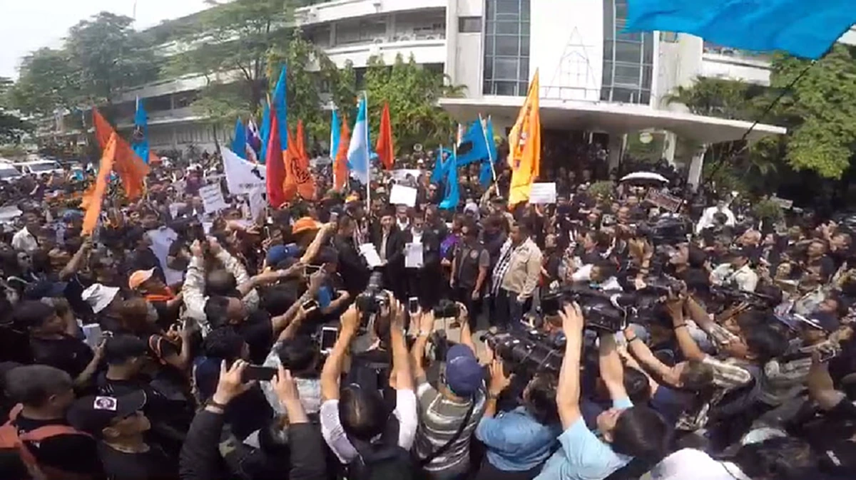 บทพิสูจน์การต่อสู้เพื่อรสก.ไทย!! สหภาพฯทีโอที-กสท บุกทำเนียบฯยื่นหนังสือถึงนายกฯ ทบทวนแผนโอนย้ายทรัพย์สิน ผุด NBN-NGDCปูทางแปรรูปเอื้อเอกชน?