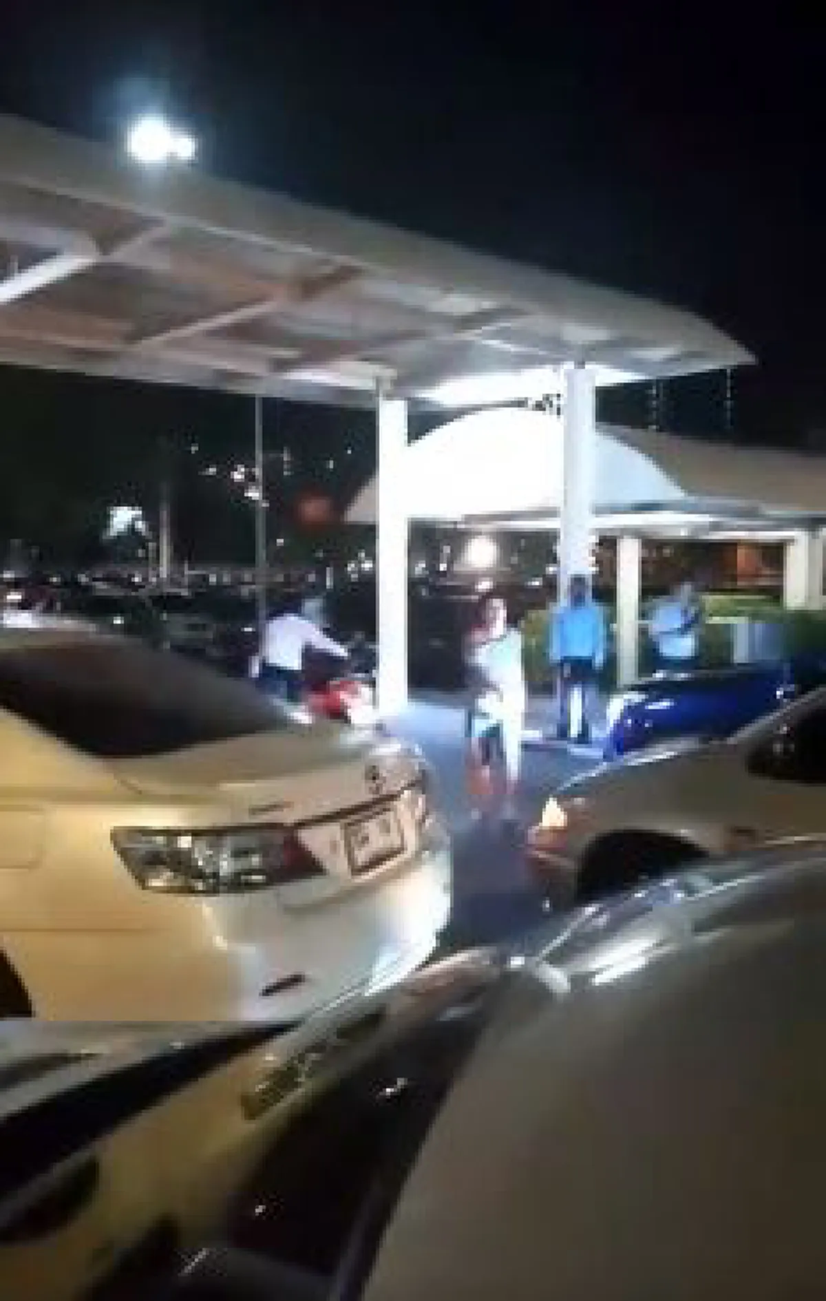 "อย่าเก๋าให้มากไอ้เ...." !! แทงกันเลือดสาด "กระบะ-จยย." ตัดหน้ากันก่อนเปิดศึกเดือดหน้าห้างดัง ! (มีคลิป)