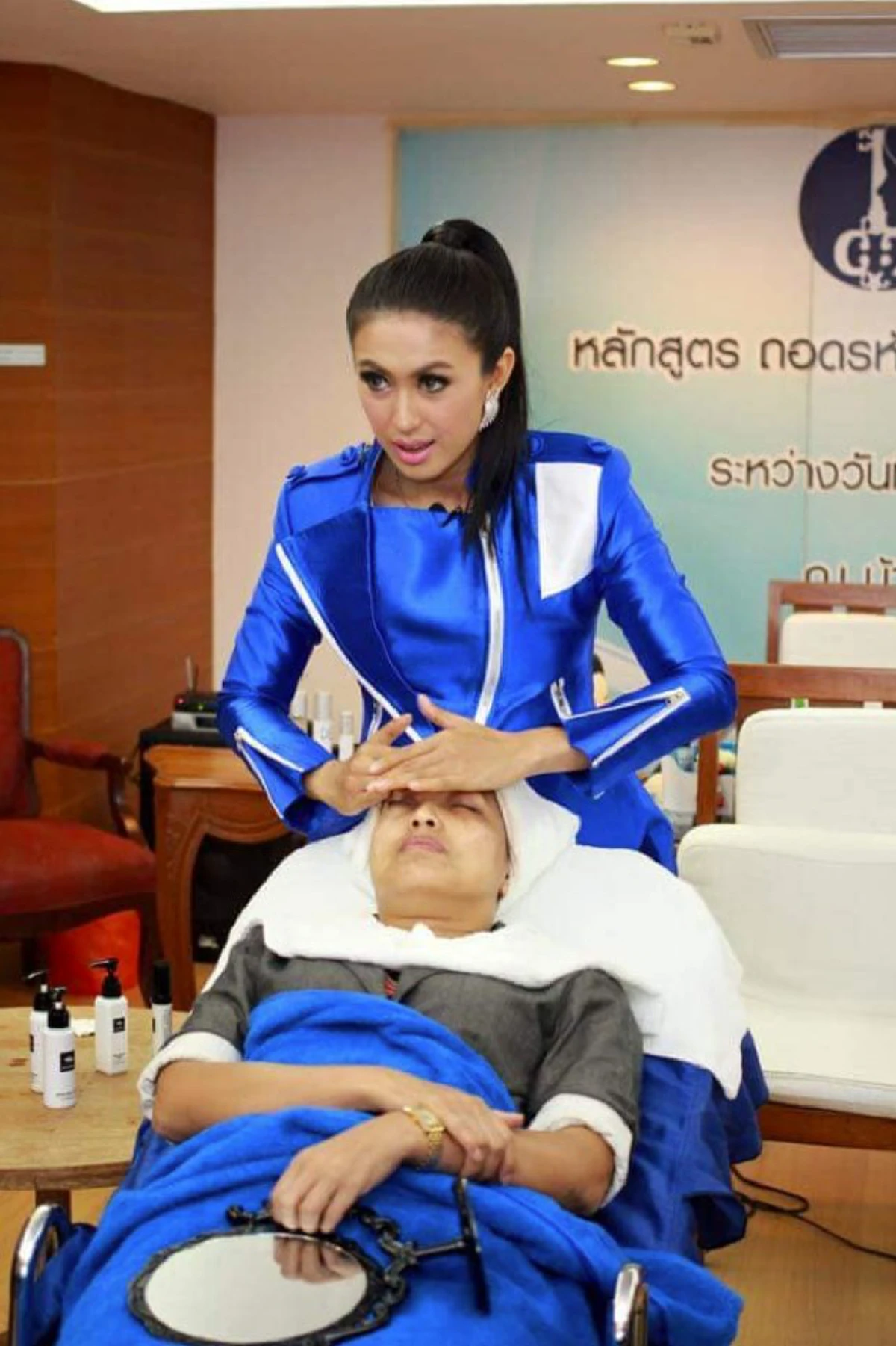ครั้งแรก!!! เปิดภาพปัจจุบัน "ตุ๊กตา อุบลวรรณ" หลังไม่ค่อยมีผลงานให้เห็นทางหน้าจอ!  (ชมคลิป)
