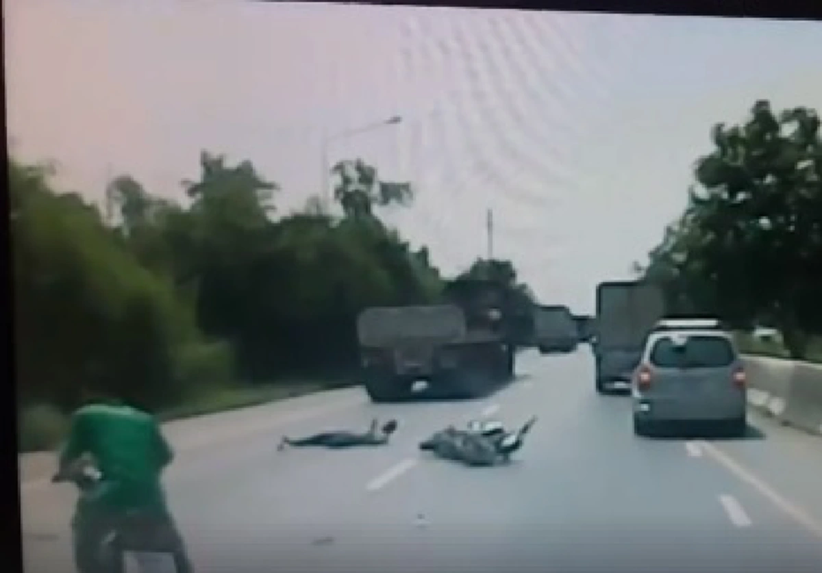 หนุ่มขี่จยย.เปลี่ยนเลนกะทันหัน เฉี่ยวรถคู่กรณีล้ม ก่อนถูกรถเทลเลอร์ทับร่างเสียชีวิต (คลิป)