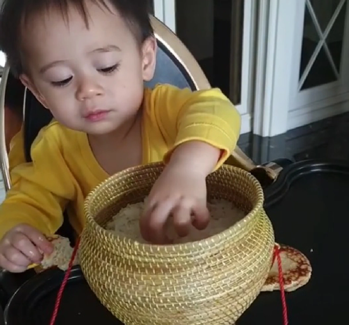 แซ่บคักๆ "น้องสายฟ้า-พายุ" เปิดศึกแย่งกันจกข้าวเหนียว (คลิป)