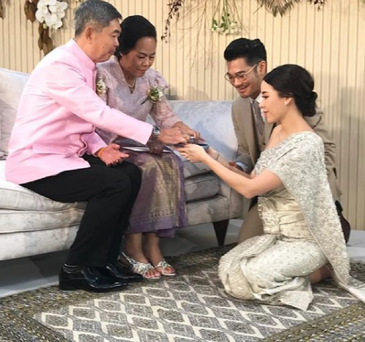 ลีลาเจ้าบ่าว "เนม เก็ตสึโนวา" เต้นคุกกี้เสี่ยงทาย ขอผ่านประตูเงินประตูทองไปหา "ป้อ สารชา" (คลิป)