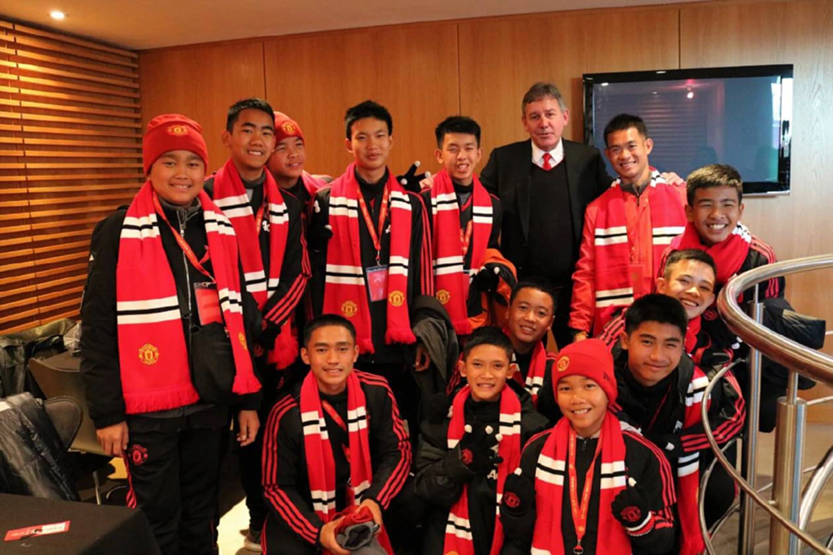 ร่วมอาลัย!!! ทีมหมูป่าร่วมยืนไว้อาลัยเหตุเฮลิคอปเตอร์เจ้าสัววิชัย ตกเสียชีวิต กลางสนามโอลด์แทรฟฟอร์ด