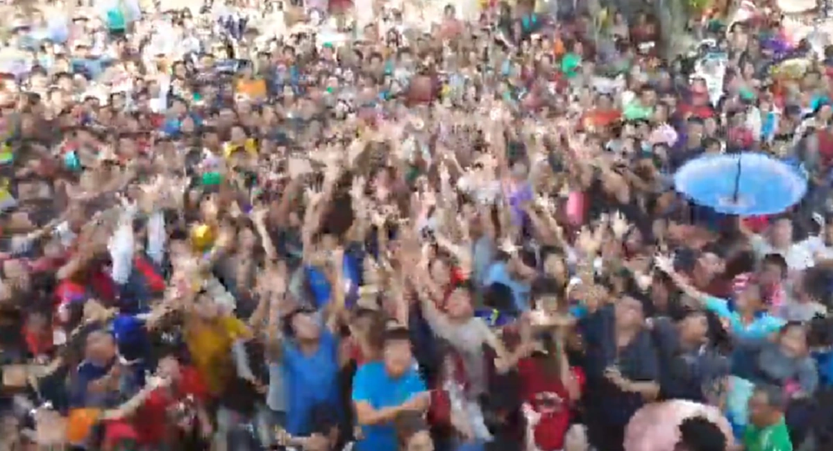 เศรษฐีชลบุรีโปรยทานงานกฐินวัดเขาดินญาณนิมิตร ทรัพย์สินเงินทองมูลค่ากว่าล้าน (คลิป)