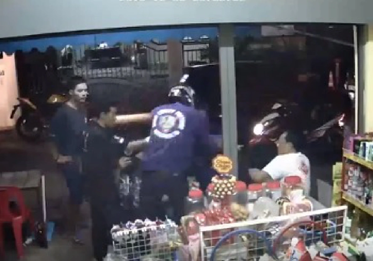 เร่งล่าแก๊งชายฉกรรจ์เลือดหึงหวงขึ้นหน้า ยกพวกบุกร้านของชำไล่ทำร้ายอริ ปืนจ่อคนแก่ห้ามยุ่ง