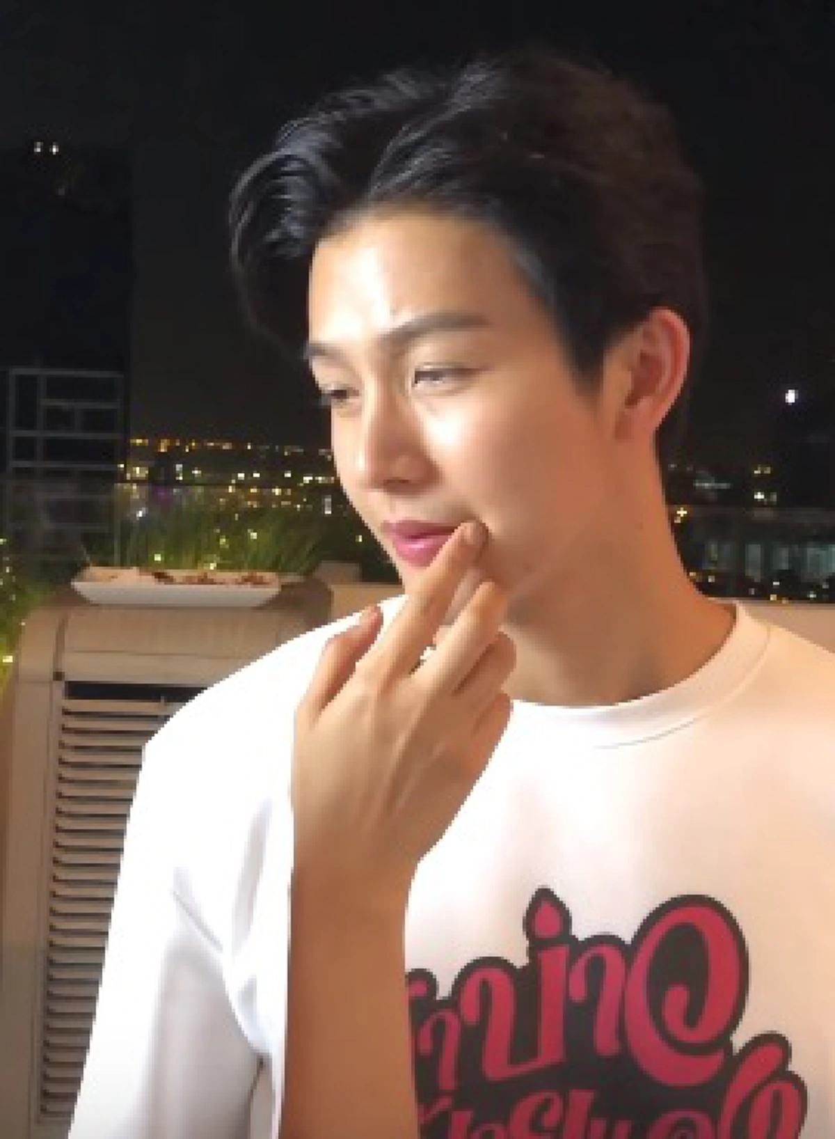 จุ๋ย โชว์จุ๊บ พุฒ หลังเม็ดข้าวติดมุมปาก (คลิป)