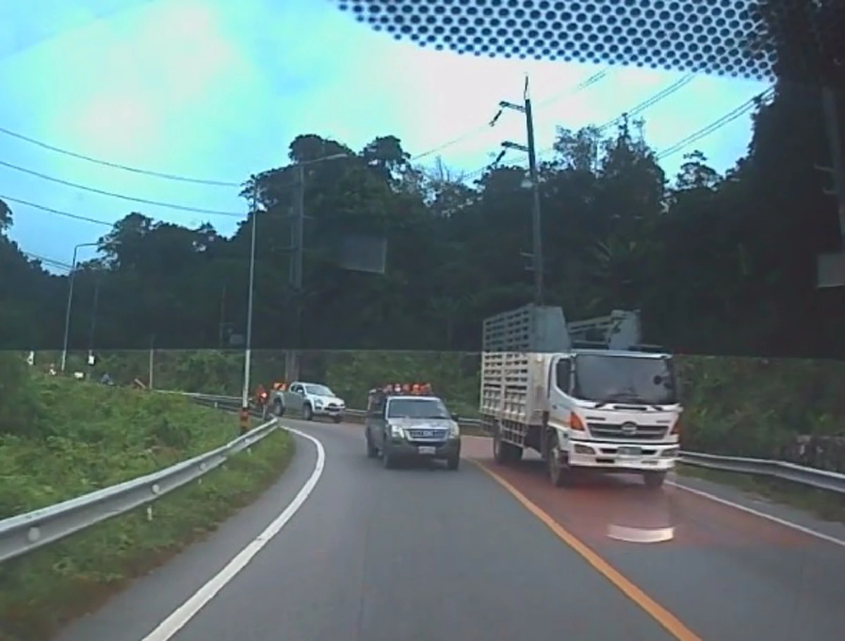 กระบะบรรทุกคนงานเต็มคัน เเซงทางโค้งขึ้นเขา เกือบพาคนอื่นซวย (คลิป)