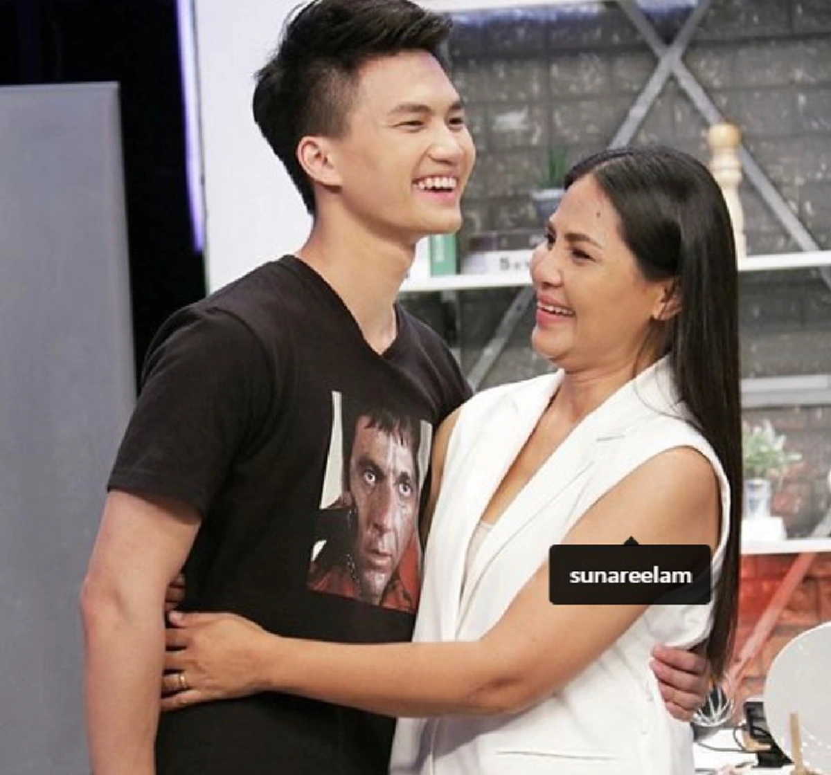 ลูกชายสุนารี น้องฮีโร่-อาเธอร์ หอบใบปริญญามาให้เเม่ พร้อมหอมเเก้มฟอดใหญ่